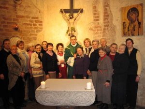 Vilniaus Šv. Kryžiaus namų Pal.J. Matulaicio draugijos nariai po duoto draugijos nario pasižadėjimo koplyčioje.